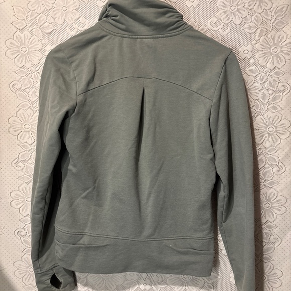 Women’s Patagonia zip up in sage green - Picture 3 of 3